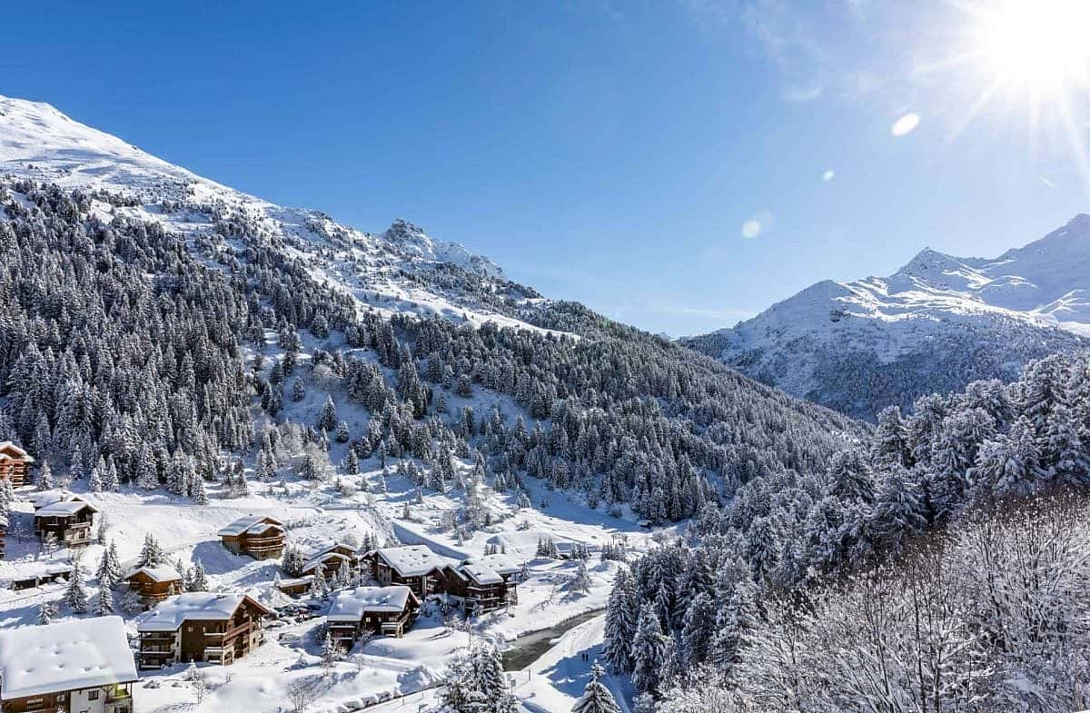 As snow blankets ski towns around the globe, winter sports enthusiasts are making their grand return. (FGP Swiss & Alps)