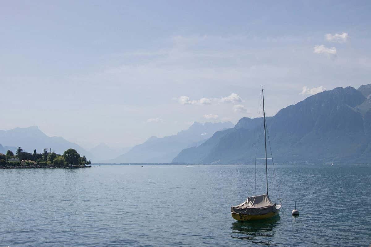 Why does Lake Geneva continue to captivate? Some may argue it’s the dialogue between water and sky, or the Alpine backdrop. For many, however, the lake's allure defies a simple explanation. (Olusola O, Unsplash)