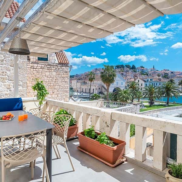 001-2022-426-island-hvar-apartment-in-the-center-with-sea-view-and-terrace-for-sale