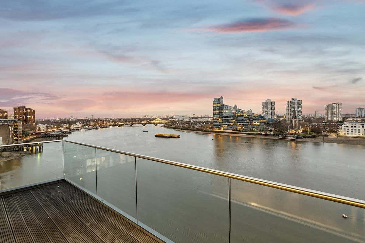 Views from this impressive five-bedroom flat encompasses Chelsea and Canary Wharf. (Chestertons)