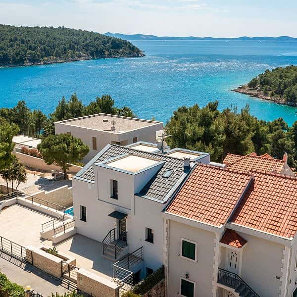 003-2022-406-Luxury-villa-with-pool-and-sea-view