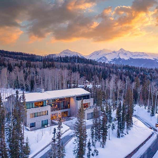 As snow blankets ski towns around the globe, winter sports enthusiasts are making their grand return. (Telluride Properties)