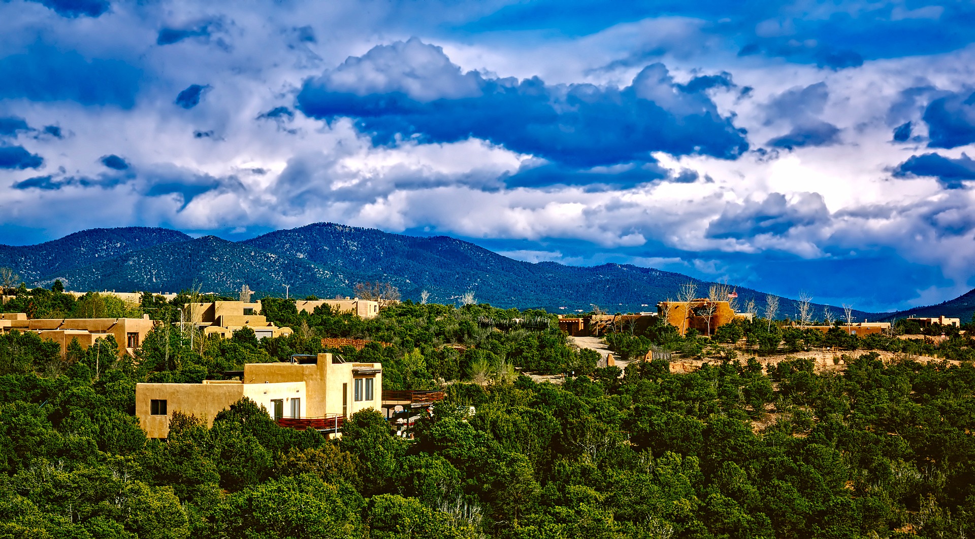 santa fe skyline with homes and mountains