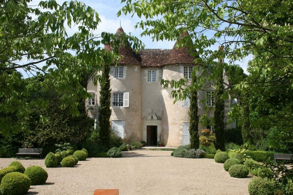 In the heart of the Parc Naturel de la Brenne, this 14th C. Chateau of 515 m² as living space fully restored with passion, will make you discover a charming and authentic setting.