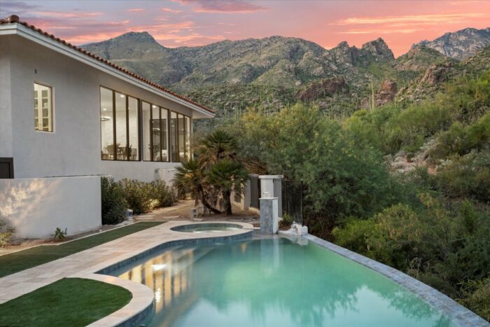 Tucson luxury home with swimming pool