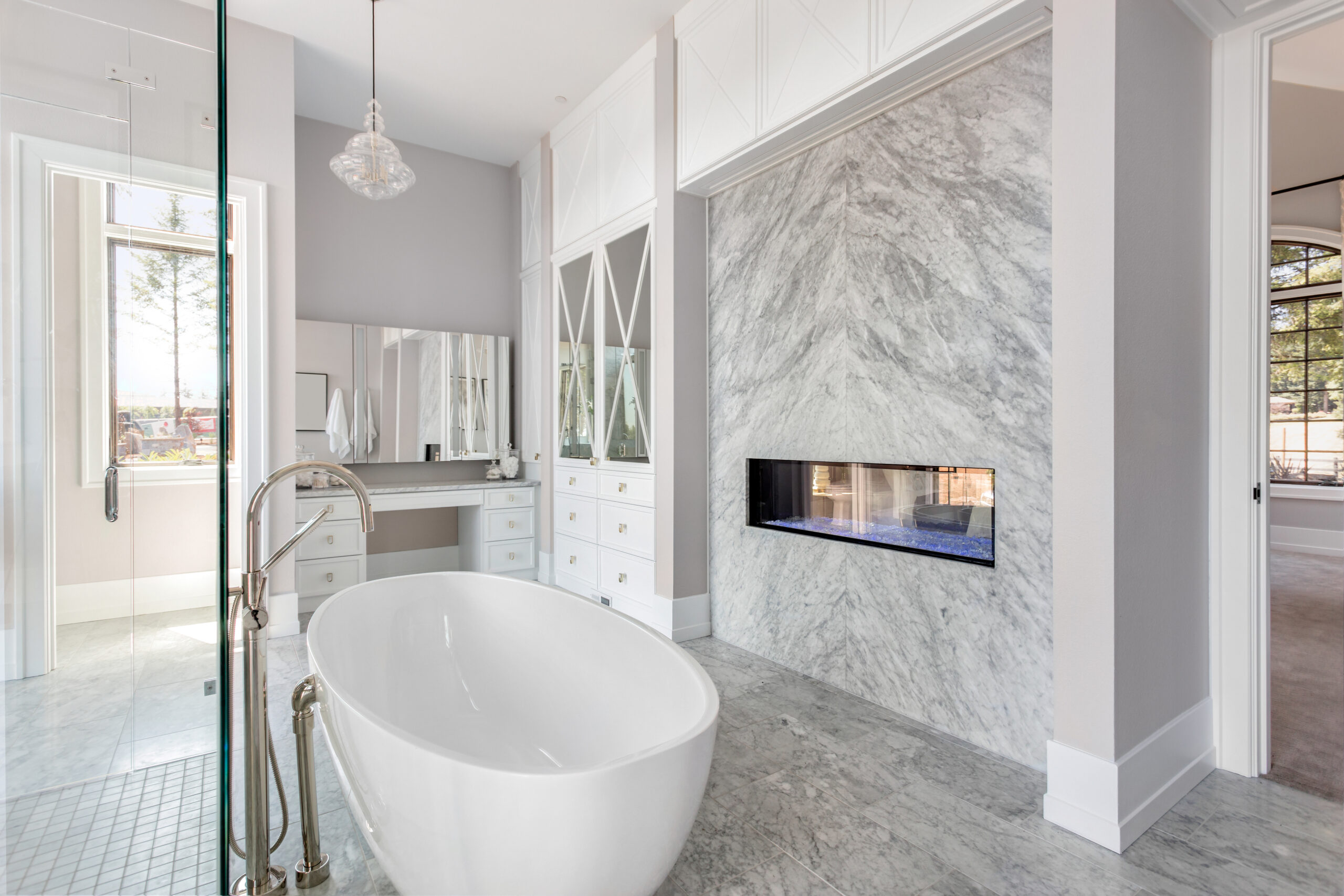 https://www.forbesglobalproperties.com/wp-content/uploads/2022/05/luxury_bathroom_with_fireplace-scaled.jpg