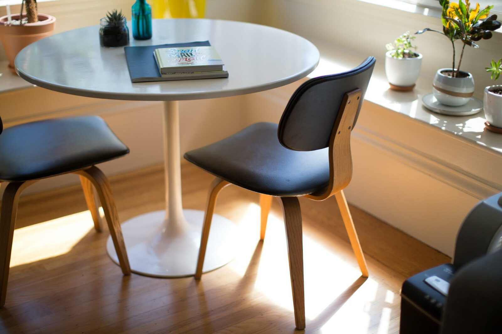 Breakfast Room Midcentury Chairs Interior Design