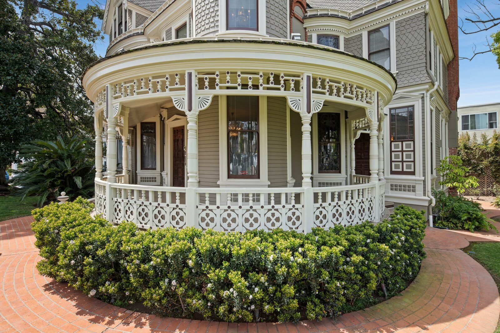 Long Waterman Residence In San Diego Circular Wraparound Porch