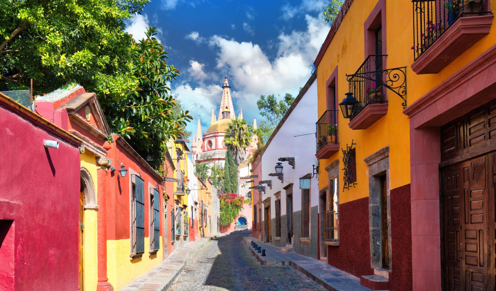 Mexico, Colorful buildings and streets of San Miguel de Allende in historic city center