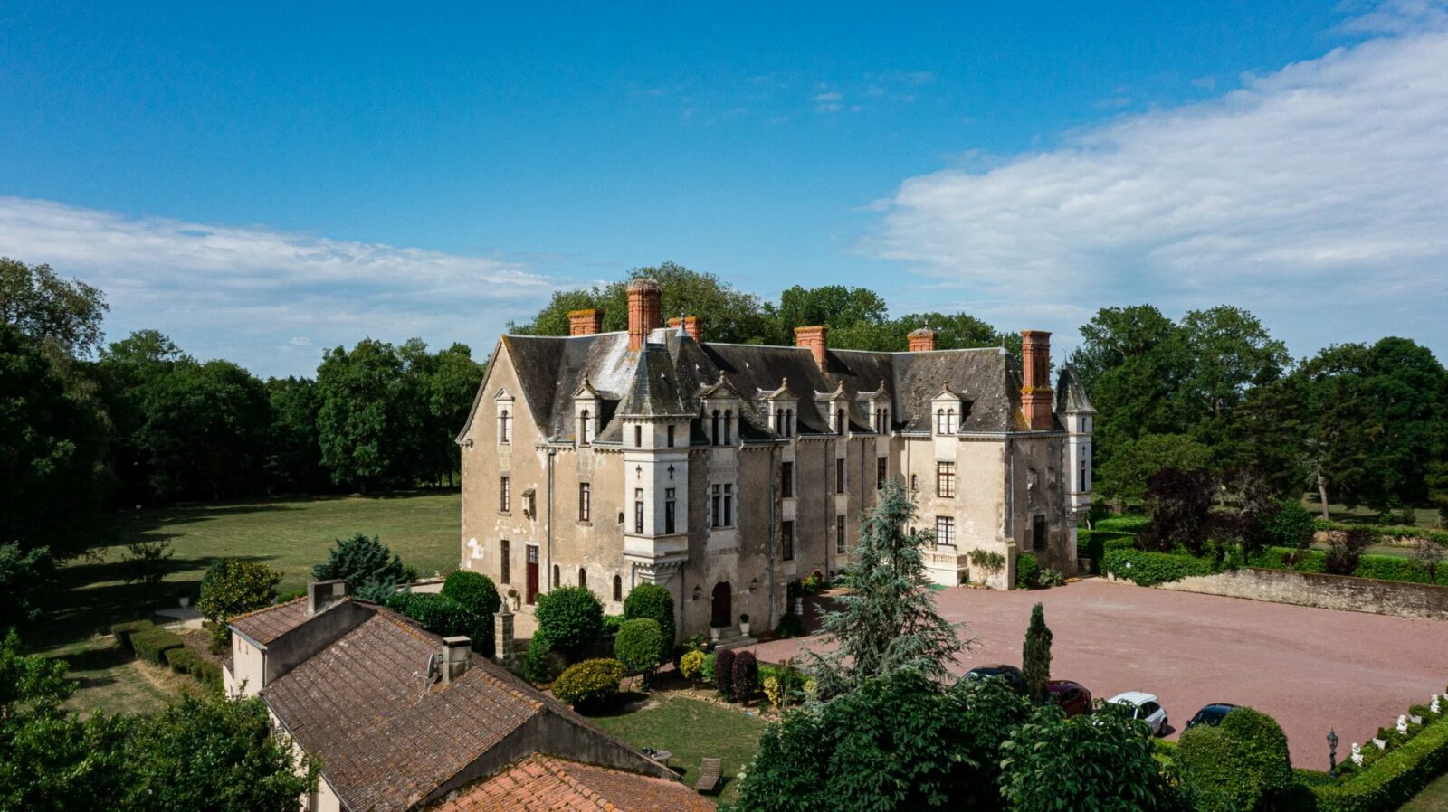 Vendée 17th century exceptional chateau 17ha land Luxury Home for