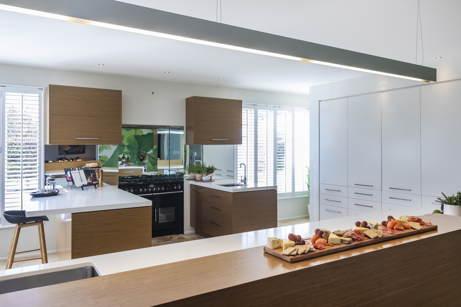 A kitchen with kitchen islands and wooden drawers.