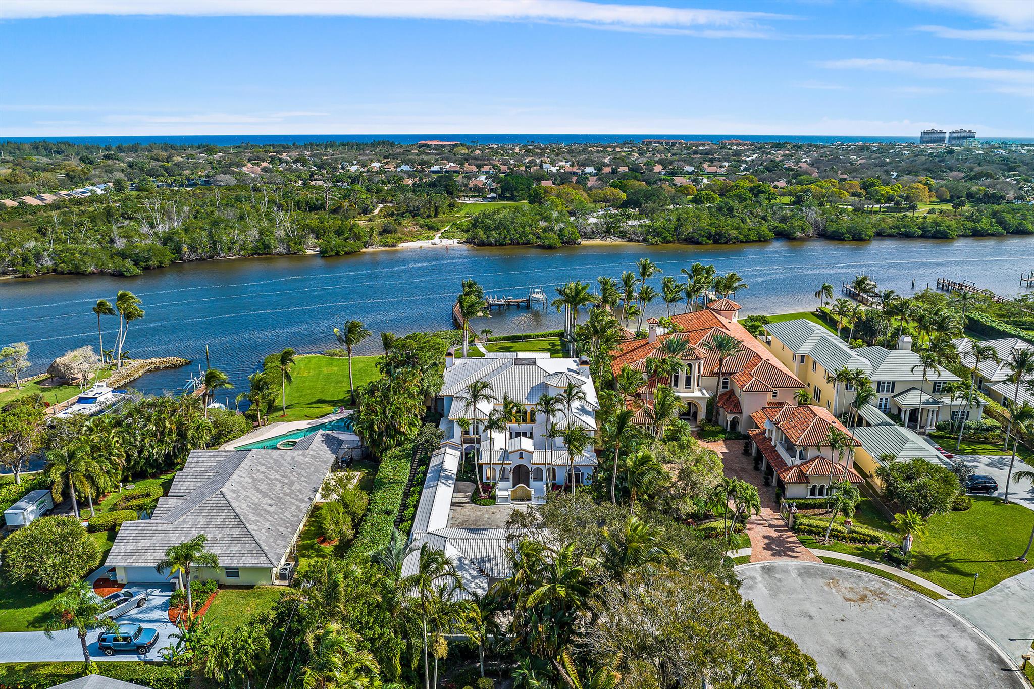 Several big luxury houses along a river in Florida.