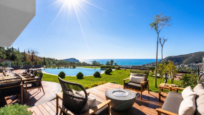 Infinity pool, spa and al fresco dining area with ocean views. 