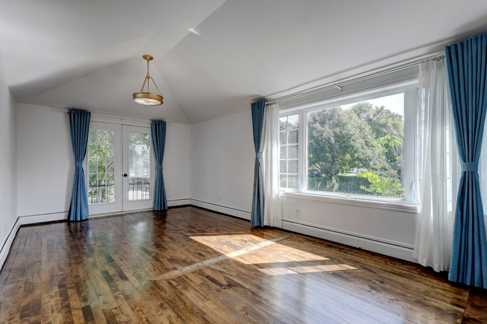 House in MontRoyal, Quebec Luxury Home for Sale in MontRoyal, Quebec