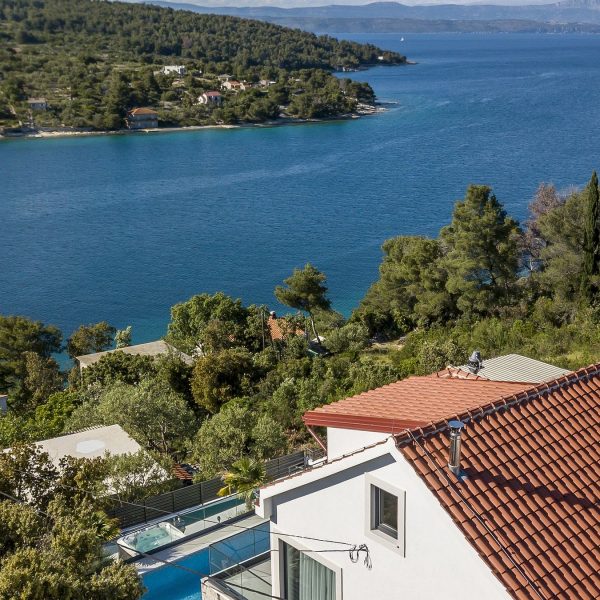 001-001-5334-30-Island-of-Solta-Modern-villa-with-a-sea-view-for-sale