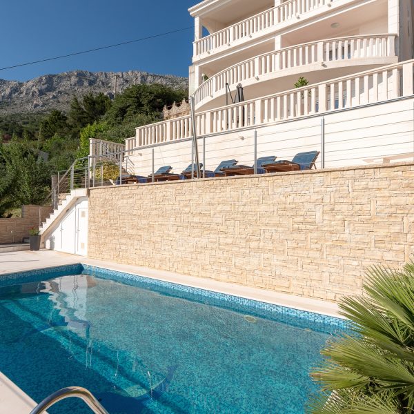 001-2022-357-omis-apartment-house-with-pool-for-sale