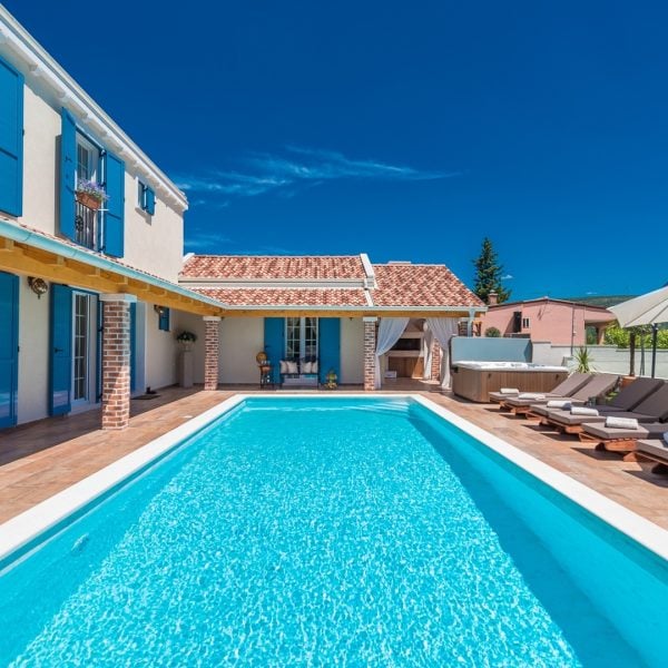 001-2022-443-near-zadar-attractive-villa-with-tennis-court-and-sea-view-for-sale