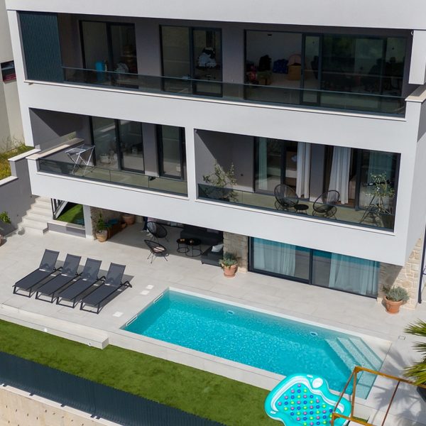 001-2036-114-Modern-house-with-three-residential-units-for-sale
