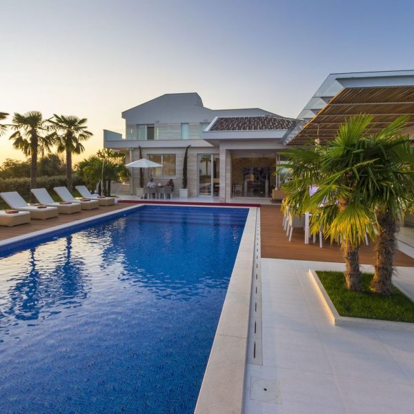 001-2040-22-Pag-luxury-villa-with-pool-and-sea-view-for-sale