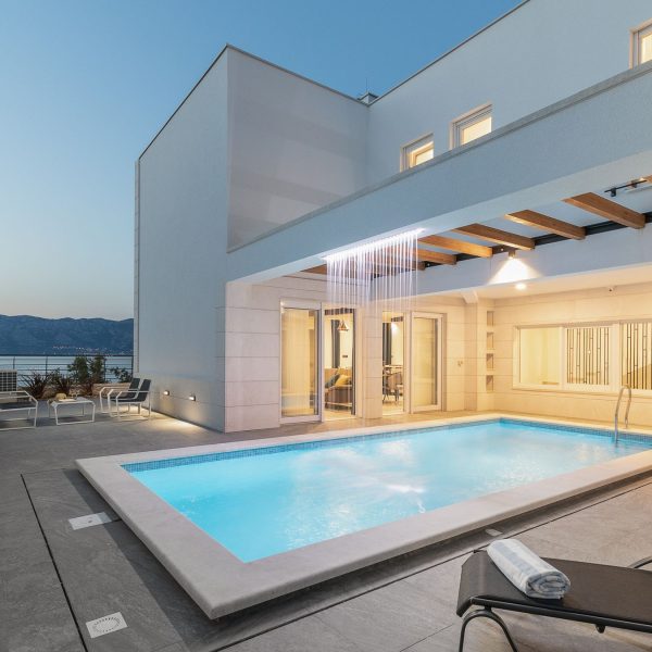 001-2048-01-Island-Brac-Luxurious-secluded-villa-in-the-first-row-to-the-sea-for-sale