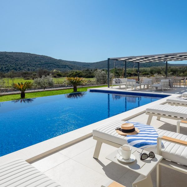 003-2022-363-near-trogir-luxury-villa-with-pool-for-sale