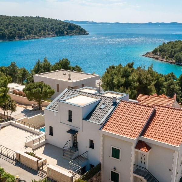 003-2022-406-Luxury-villa-with-pool-and-sea-view