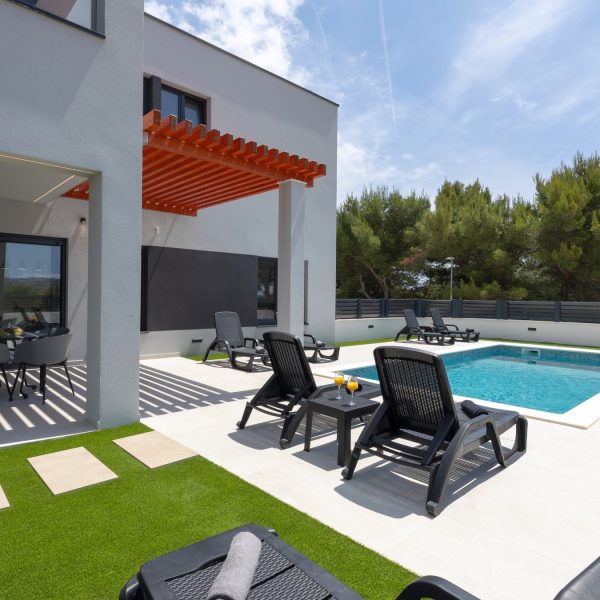 003-2047-17-Trogir-Luxurious-villa-with-three-residental-units-for-sale