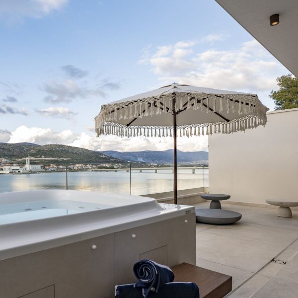 014-2022-361-Trogir-villa-with-pool-for-sale