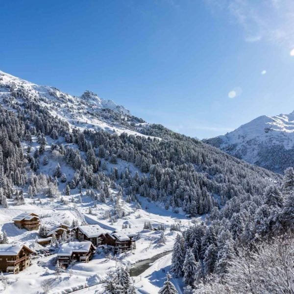 As snow blankets ski towns around the globe, winter sports enthusiasts are making their grand return. (FGP Swiss & Alps)