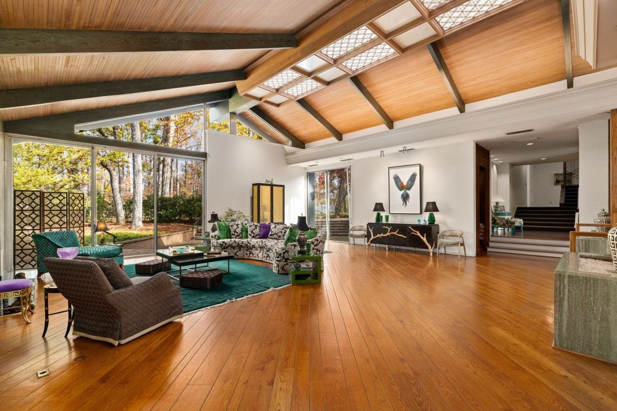 In Winston-Salem, North Carolina, this carefully conserved and updated 1960s home was featured in Architectural Digest for its standout design.