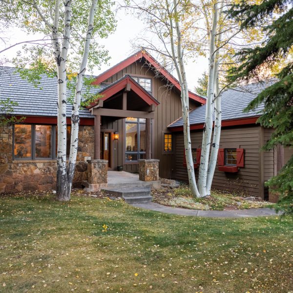 136_saddle_ridge_exterior_front-2000x1400