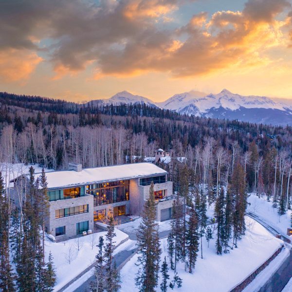 As snow blankets ski towns around the globe, winter sports enthusiasts are making their grand return. (Telluride Properties)