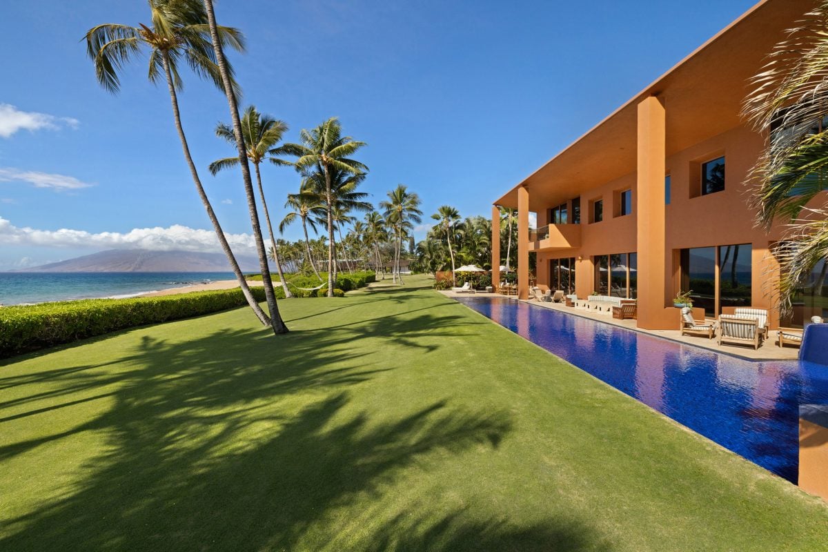 Casa en Maui, designed by visionary architect Ricardo Legorreta. The beachfront home is an exemplar of his eponymous design practice: a marriage of color and geometry, light and shade, indoor and outdoor.