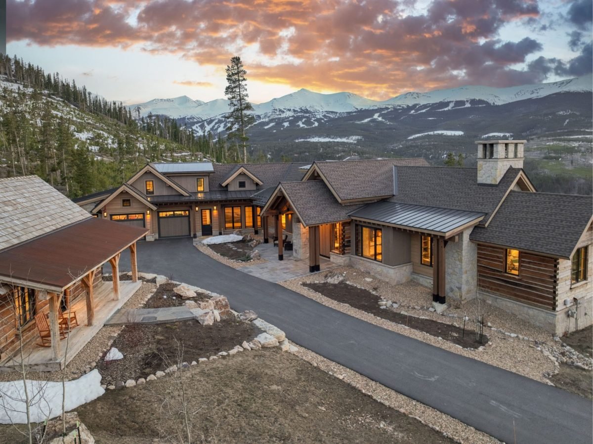 25 acres of open space surrounds the Breckenridge estate. Such a level of privacy in the Highlands is unparalleled.