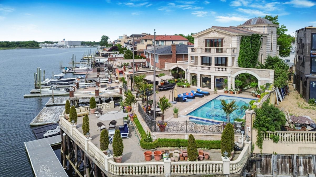 The Mill Basin home is reminder that NYC is indeed a coastal city. (Elegran)