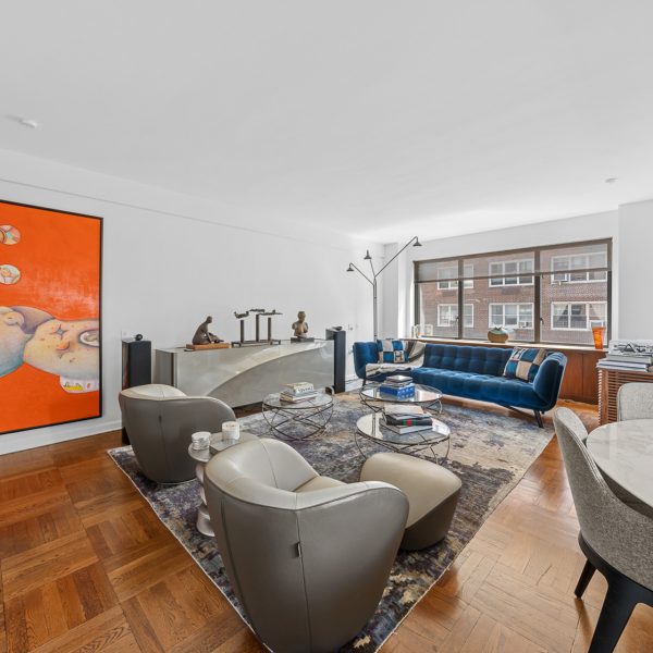 SPACIOUS LIVING ROOM
