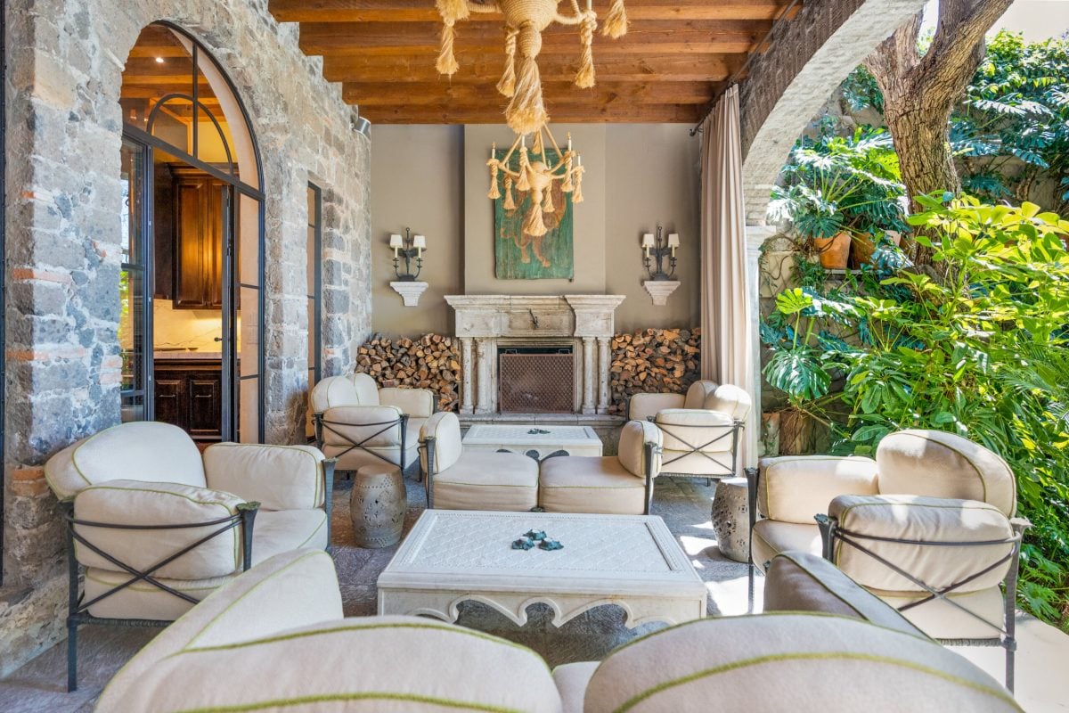 With the help of local artisans, founders of award-winning design firm Fisher Weisman transformed the historic 18th-century home. (CDR San Miguel)