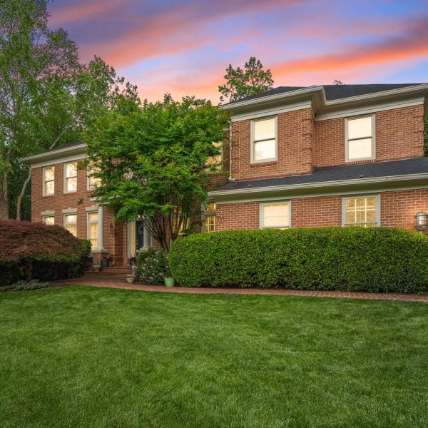 9211 Bexleywood Court Fairfax-print-001-001-HV 2505193975439 1-2048x1365-300dpi