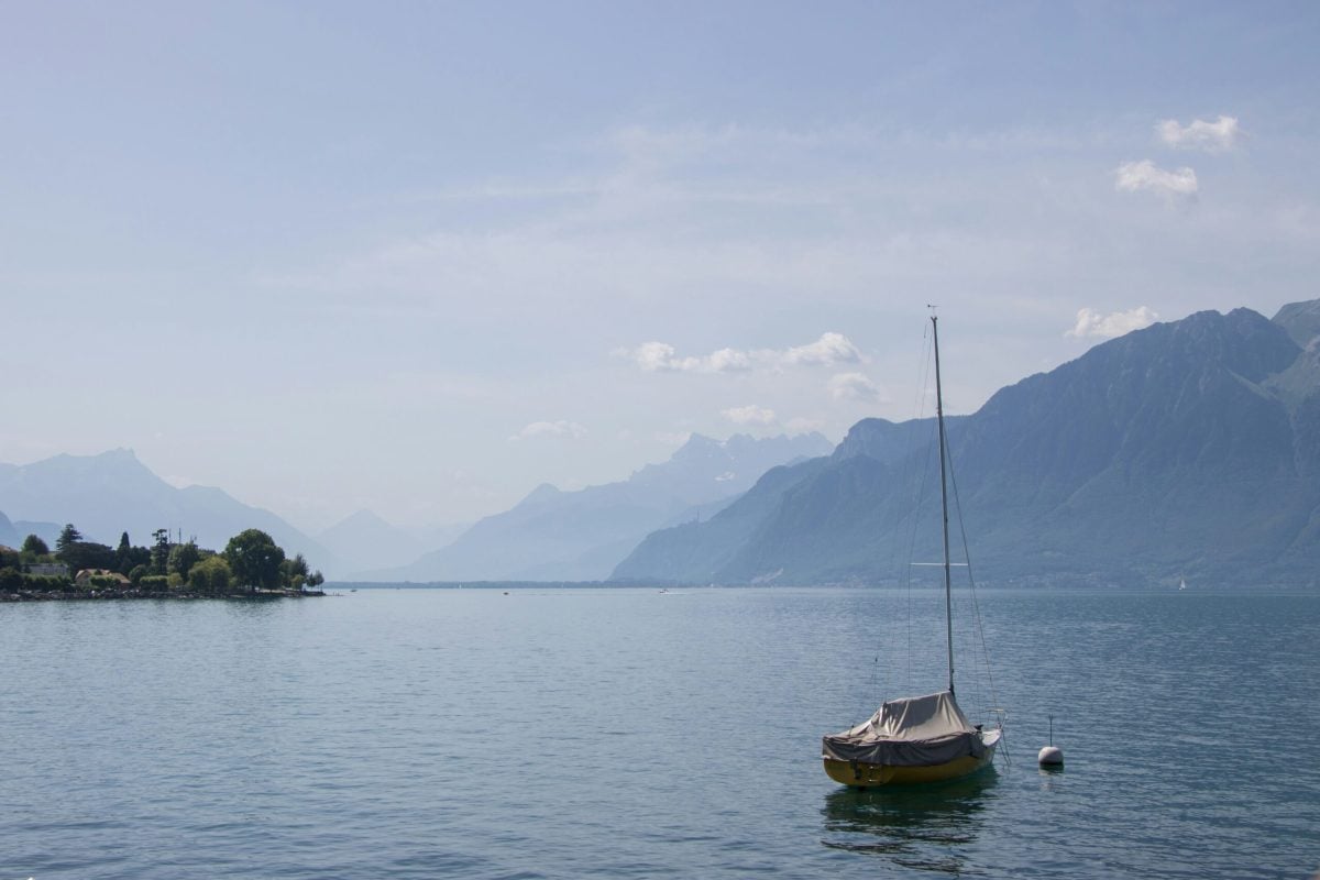 Why does Lake Geneva continue to captivate? Some may argue it’s the dialogue between water and sky, or the Alpine backdrop. For many, however, the lake's allure defies a simple explanation. (Olusola O, Unsplash)